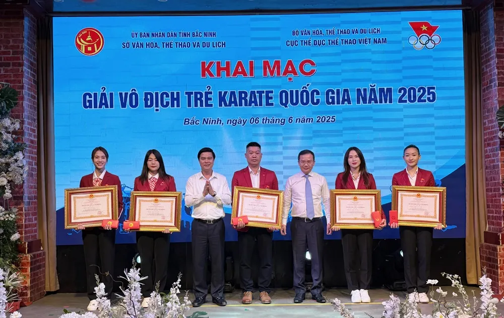 Các tuyển thủ karate Việt Nam được khen tặng Huân chương Lao động hạng Nhì. Ảnh: MINH MINH