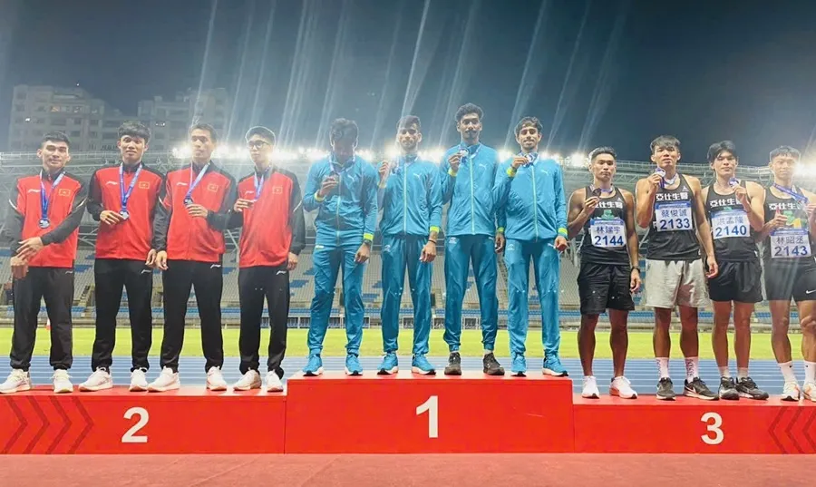 VĐV điền kinh nam Việt Nam đã có thành tích khích lệ trên đường chạy tiếp sức 4x400m nam. Ảnh: VĂN THÀNH IMG_5618.jpg