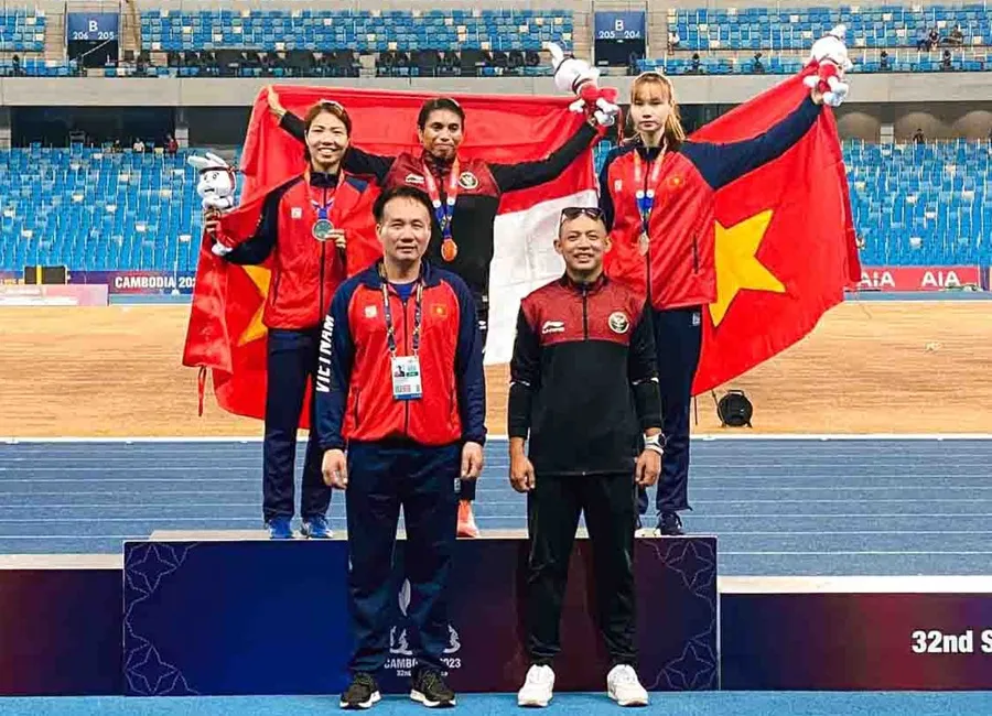 Bùi Thị Loan (bên phải ngoài cùng, hàng sau) từng giành HCĐ nhảy xa nữ tại SEA Games 32. Ảnh: ĐOÀNTTVN laon 1.jpg
