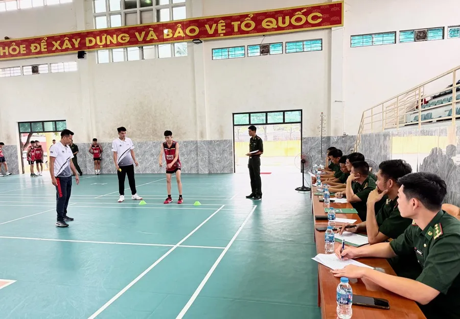 Cầu thủ được kiểm tra kỹ các bài chuyên môn để xem có đạt cơ hội tuyển chọn hay không tại đội Biên phòng. Ảnh: MINH MINH IMG_5669.jpg