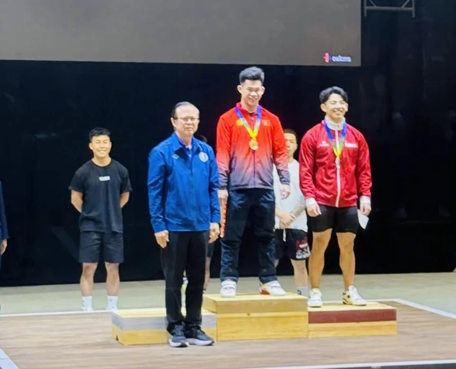 Ban tổ chức trao huy chương cho VĐV đạt thành tích tốt tại hạng cân 71kg nam. Ảnh: NGUYỄN HUY IMG_5739.jpg