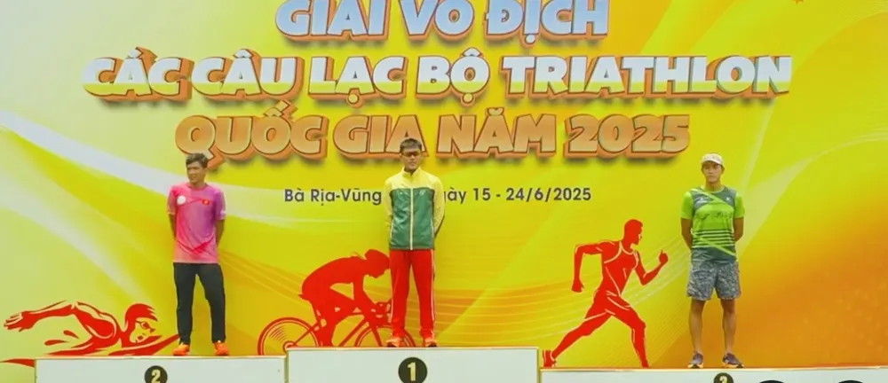 VĐV của triathlon TPHCM giành được tấm HCV đầu tiên tại giải. Ảnh: MINH MINH