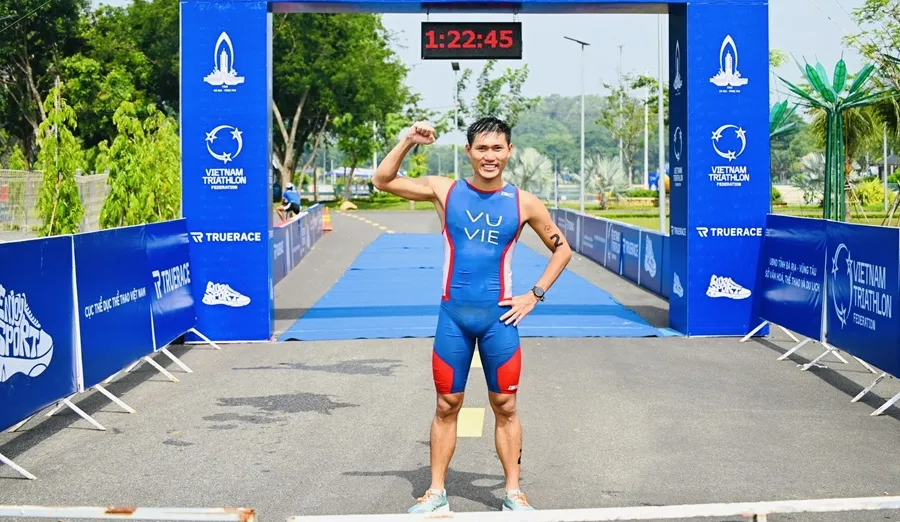 Trước đó tại ngày đầu của giải, Vũ Đình Duân đã giành HCV cho đội TPHCM ở nội dung triathlon cá nhân nam. Ảnh: ENJOYSPORT IMG_5885.jpg
