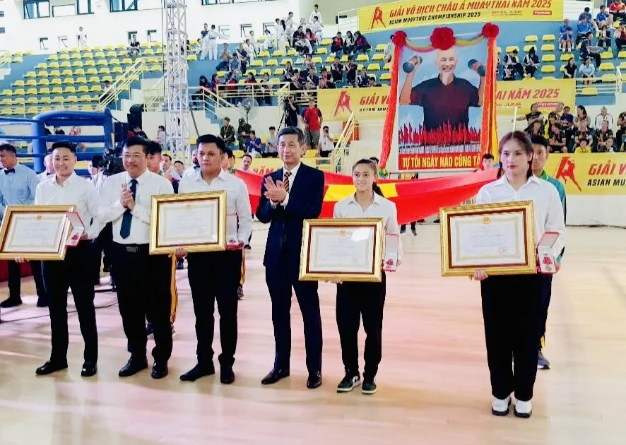 Trần Thị Ánh Tuyết (ngoài cùng bên phải) nhận Huân chương Lao động hạng Nhất trong ngày khai mạc giải muay vô địch châu Á 2025.
