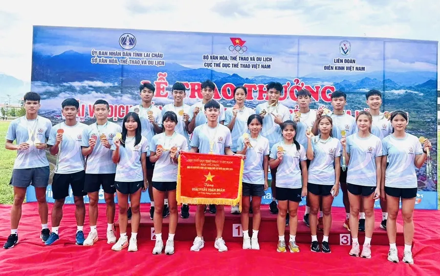Đội điền kinh trẻ Công an Nhân dân có vị trí nhất toàn đoàn tại giải. Ảnh: DUY DUY IMG_6015.jpg