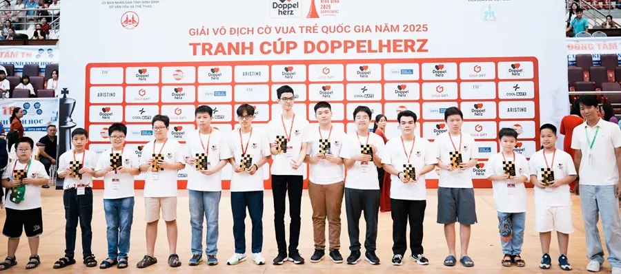 Các kỳ thủ trẻ có chuyên môn tốt của Việt Nam lúc này. Ảnh: COVIETNAM IMG_5905.JPG