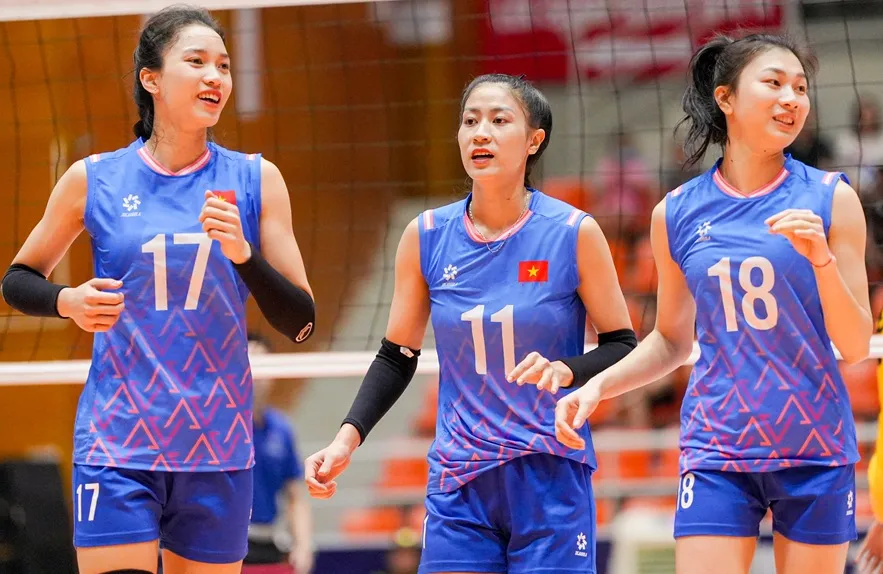 Cầu thủ đội tuyển bóng chuyền nữ Việt Nam đang nỗ lực thi đấu tại giải quốc tế Shanghai Future Stars 2025. Ảnh: AVC