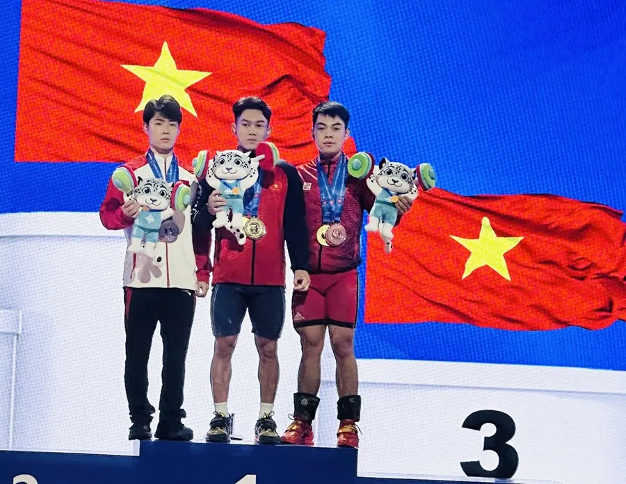 Cử tạ Việt Nam đang có lực lượng trẻ triển vọng chuyên môn như lực sĩ K'Dương (giữa). Ảnh: MINH MINH IMG_6455.jpg