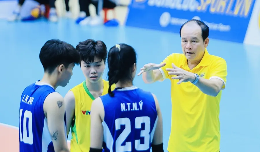 HLV Thái Quang Lai và học trò đã là nhà cựu vô địch tại giải năm nay. Ảnh: DŨNG PHƯƠNG long an 2.jpg