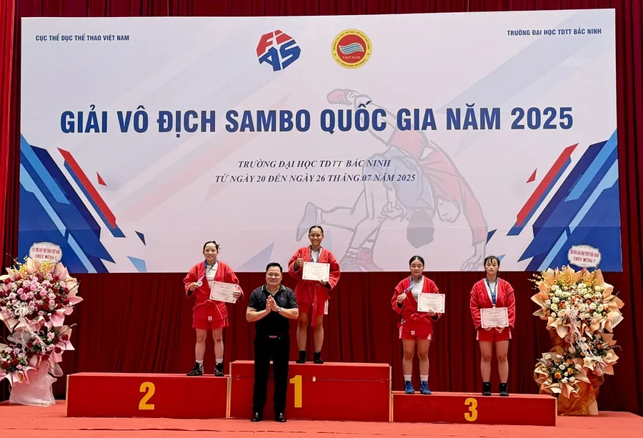 VĐV có thành tích được trao huy chương sau thi đấu. Ảnh: MINH MINH IMG_6682.jpg