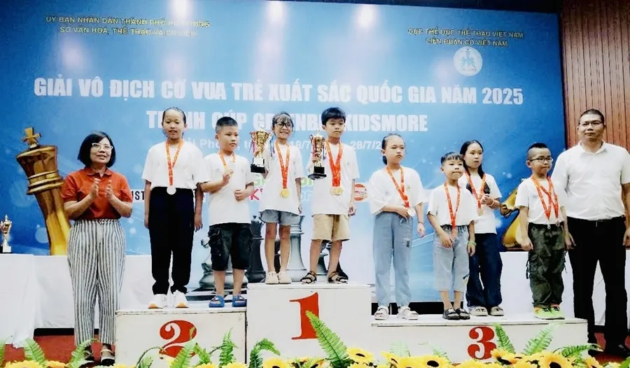 Kỳ thủ có thành tích tốt nhất đã được trao huy chương sau các nội dung tranh tài. Ảnh: MINH MINH IMG_6757.jpg