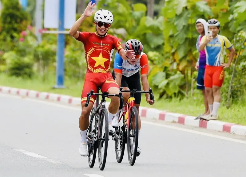 Phạm Lê Xuân Lộc (áo đỏ) đã về nhất giành HCV. Ảnh: ONG QI IMG_6793.jpg