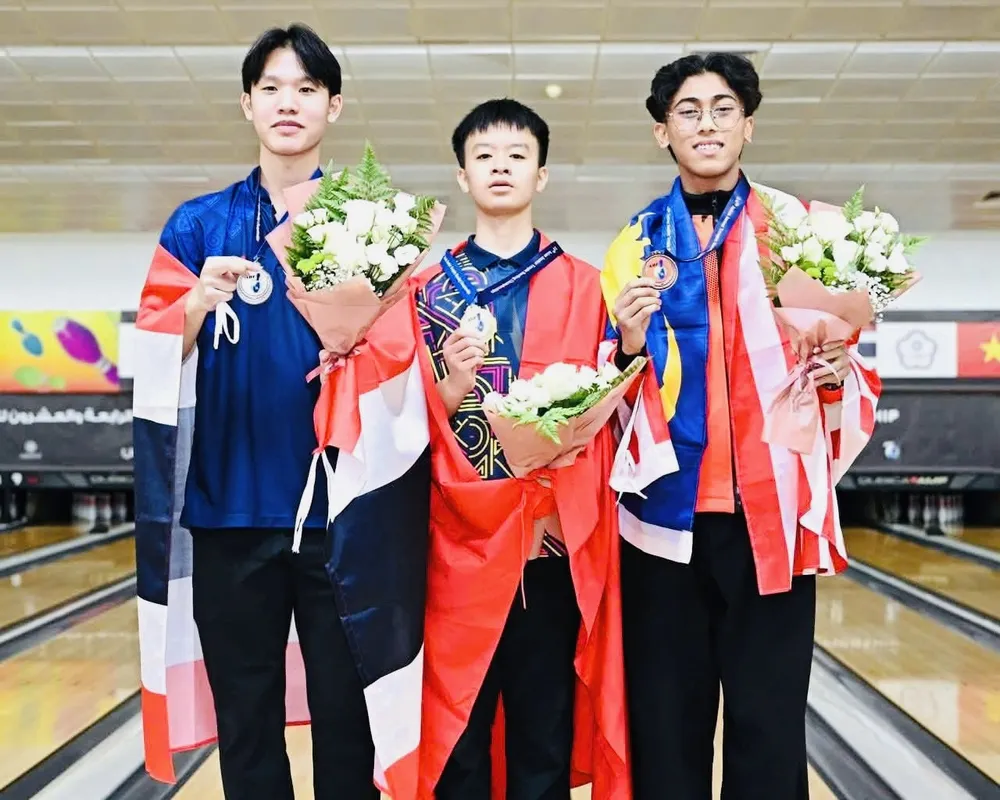 Tấn Đạt (giữa) đã giành HCV tại giải bowling thiếu niên, trẻ châu Á 2025. Ảnh: KIM HÀ