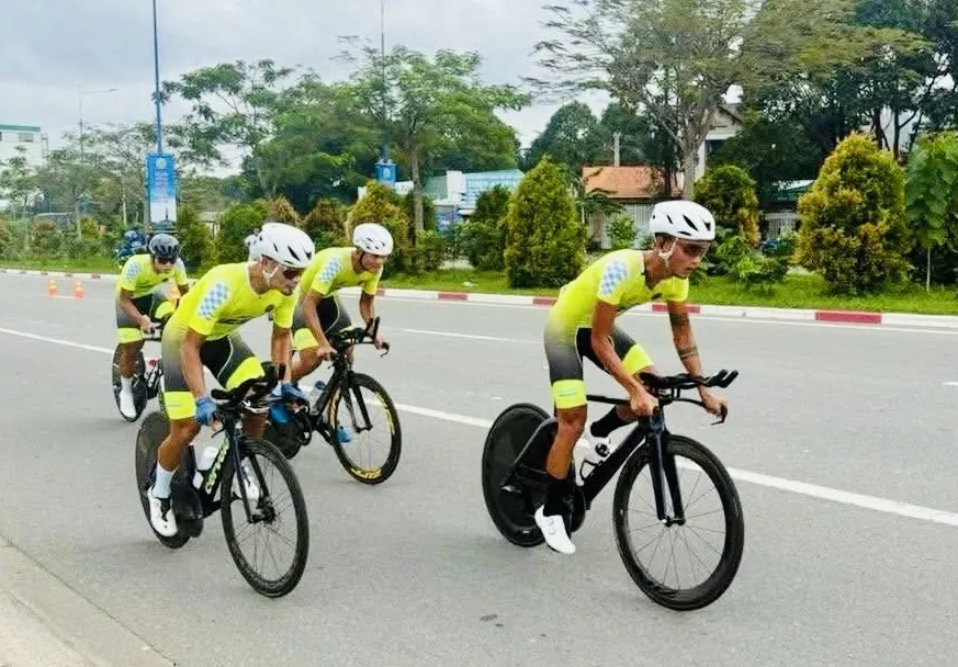 Đội xe đạp Hà Nội giành HCV đầu tiên tại giải. Ảnh: CYCLINGNEWS IMG_6834.jpg