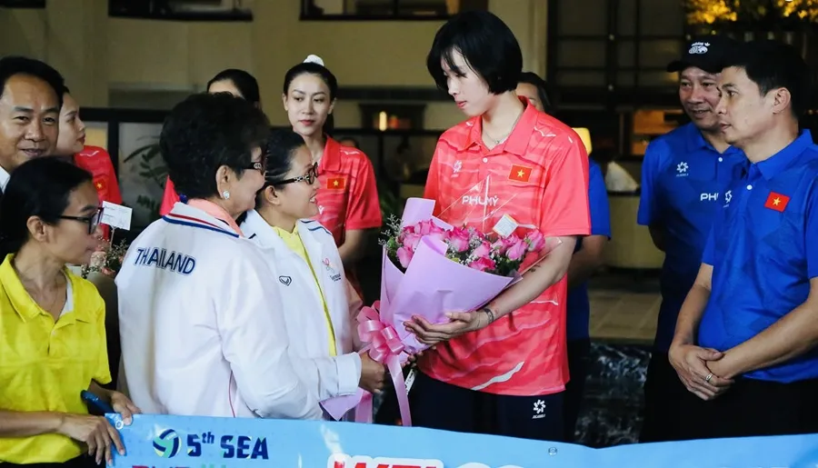 Đội tuyển bóng chuyền nữ Việt Nam được ban tổ chức tiếp đón khi tới Thái Lan. Ảnh: NAKHON RATCHASIMAVOLLEYBALL IMG_6862.jpg