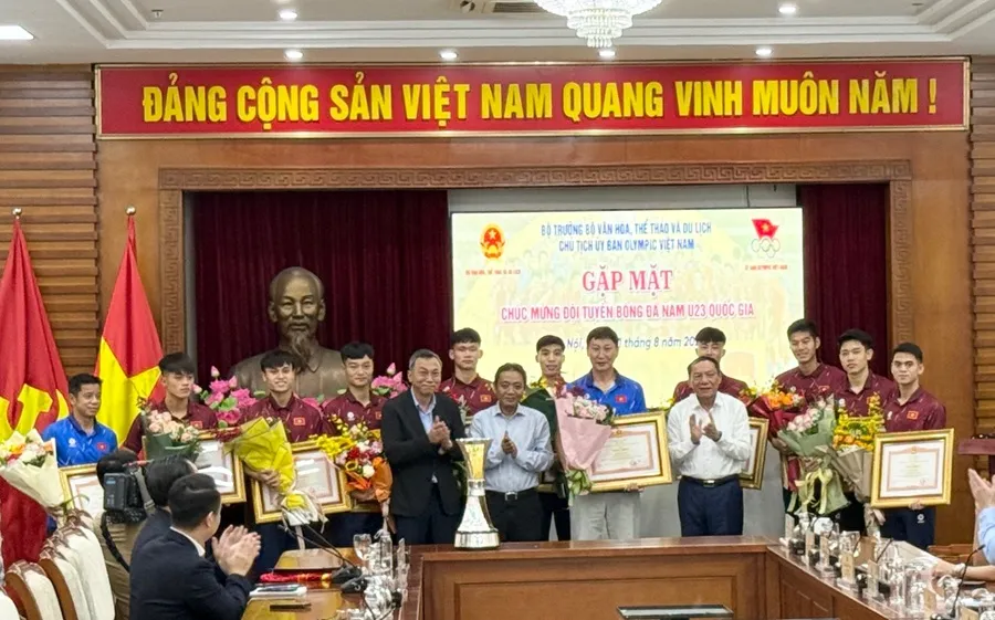 Lãnh đạo Bộ VH-TT-DL đã gặp mặt tập thể đội U23 Việt Nam sau chiến thắng tại giải U23 Đông Nam Á 2025. Ảnh: MINH MINH