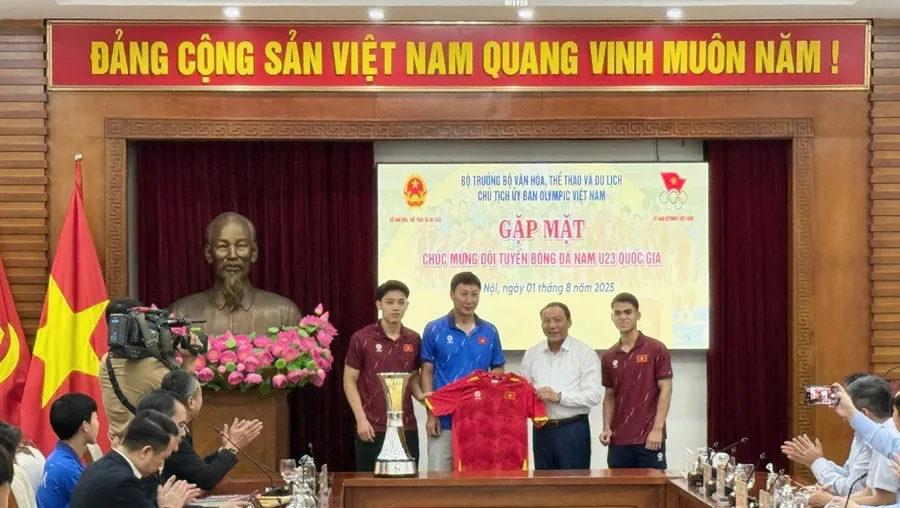 Ban huấn luyện đội U23 Việt Nam được động viên tinh thần kịp thời. Ảnh: MINH MINH IMG_6902.jpg
