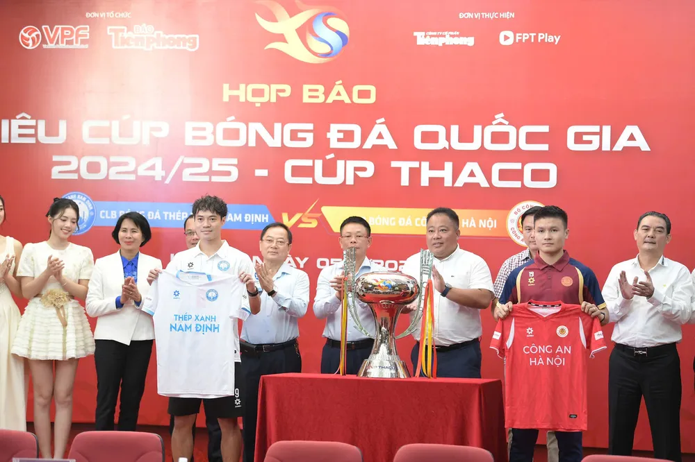 Các đội ra mắt áo thi đấu tại trận Siêu cúp. Ảnh: NHƯ Ý bong da 1.jpg