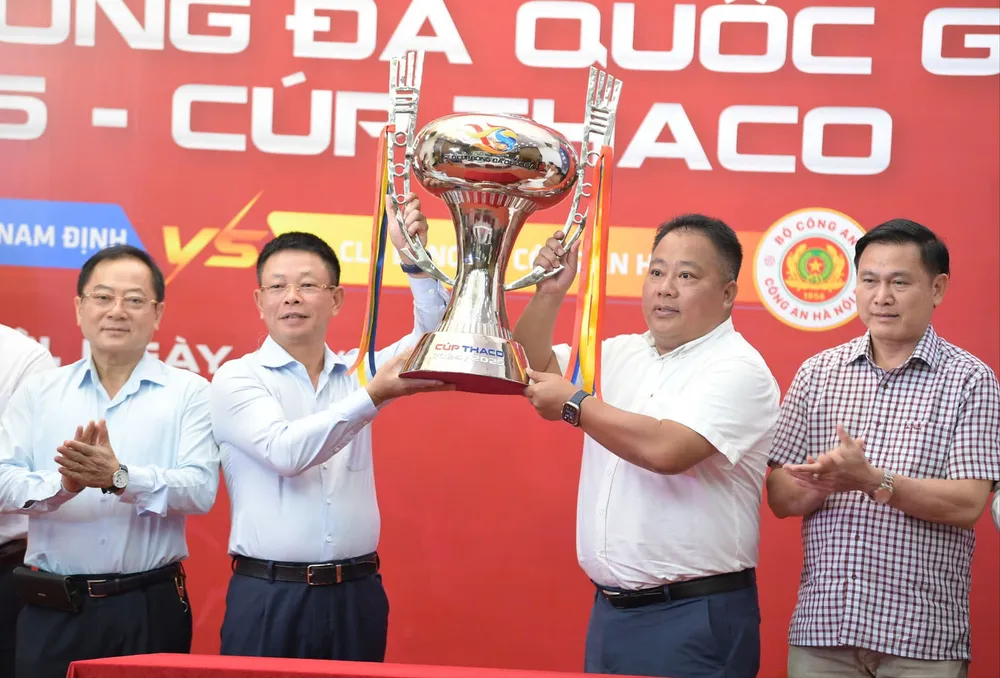 Chiếc cúp dành cho đội chiến thắng trận Siêu cúp bóng đá quốc gia 2024/2025. Ảnh: NHƯ Ý bong da sieu cup 2.jpg