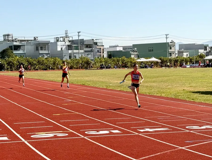 Đội Hà Nội đã về đích đầu tiên và phá kỷ lục quốc gia tiếp sức 4x200m nữ. Ảnh: MINH MINH