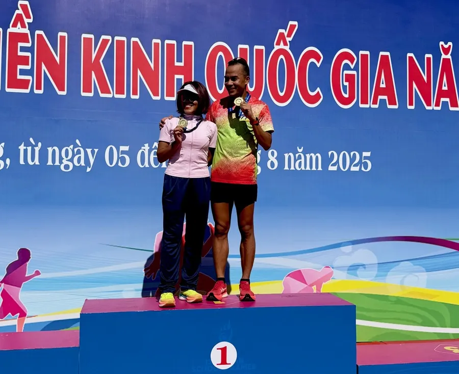 Thanh Phúc và Thành Ngưng giành HCV nội dung đi bộ 20km trong sáng thi đấu 11-8. Ảnh: MINH MINH