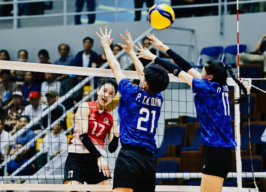 Đội bóng chuyền nữ Binh chủng Thông tin (áo đỏ) vinh dự được nhận Huân chương Lao động hạng Nhì. Ảnh: DŨNG PHƯƠNG