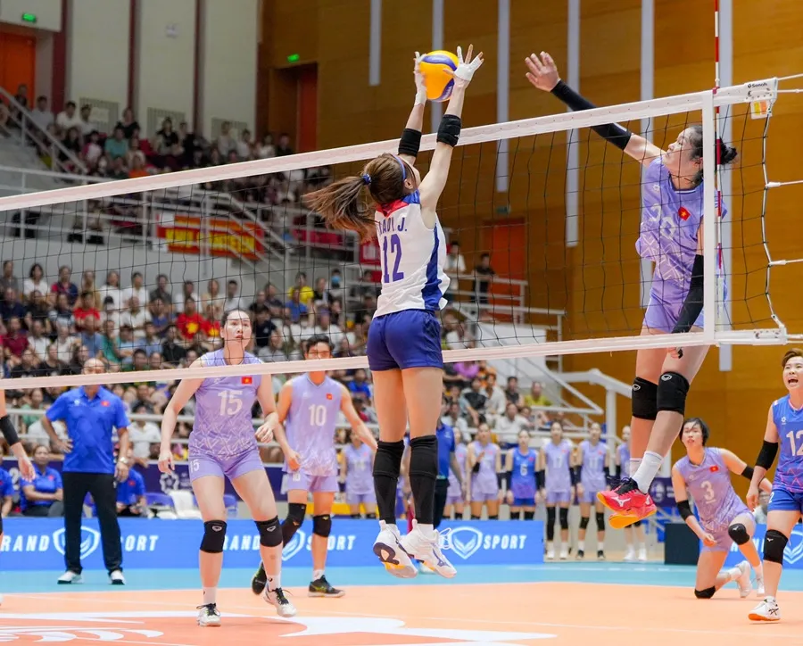 Khán giả tại Đông Anh (Hà Nội) có cơ hội được xem các trận đấu giao hữu của đội tuyển bóng chuyền nữ Việt Nam. Ảnh: AVC