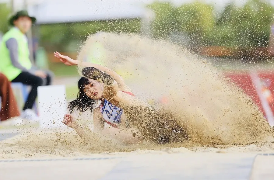 Tuyển thủ Trần Thị Loan thi đấu hiệu quả tại nội dung nhảy xa nữ để giành HCV. Ảnh: HOÀNG TÙNG