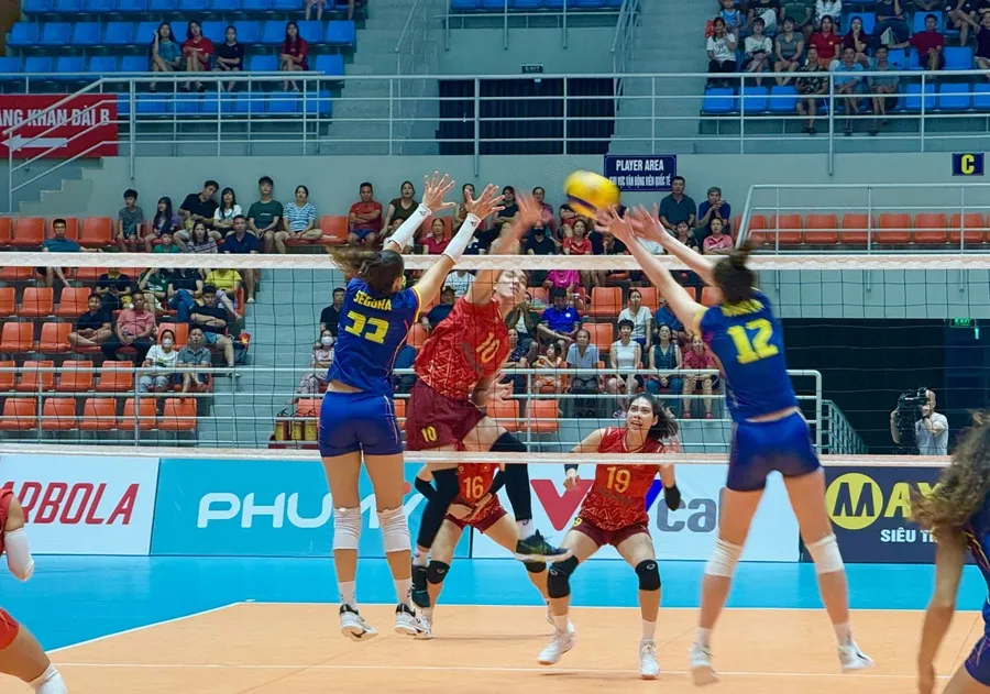 Cầu thủ Việt Nam đã nỗ lực thi đấu trong trận giao hữu với đội Tây Ban Nha. Ảnh: MINH MINH