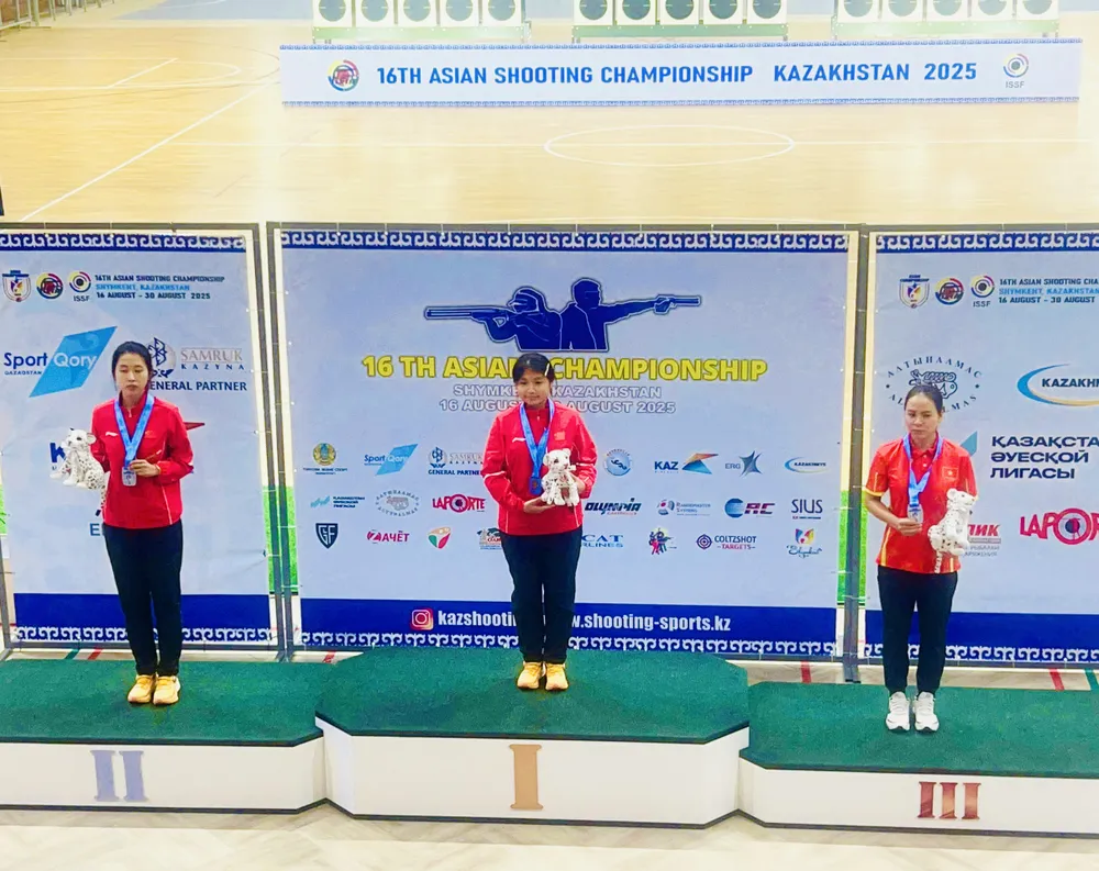 Trịnh Thu Vinh (phải) đã xếp hạng 3 chung cuộc nội dung 25m súng ngắn thể thao nữ giải vô địch châu Á 2025. Ảnh: MINH MINH