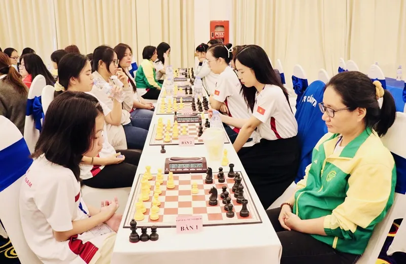 Các kỳ thủ đang tranh tài tại giải đấu. Ảnh: MINH MINH