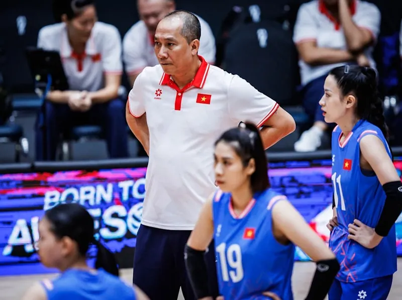 Thầy trò HLV Nguyễn Tuấn Kiệt có vị trí 31 tại giải thế giới 2025. Ảnh: FIVB