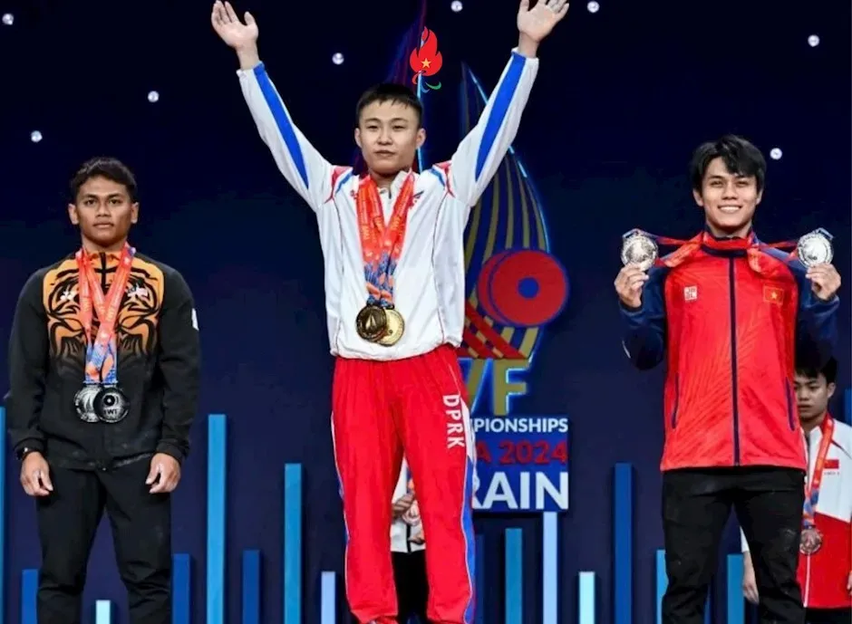 Nguyễn Trần Anh Tuấn (phải) là lực sĩ gần nhất của Việt Nam đã giành huy chương tại giải cử tạ thế giới năm 2024. Ảnh: IWF