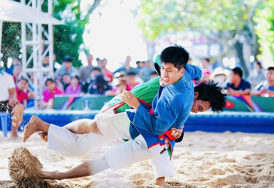 Các VĐV Việt Nam được cơ hội cọ xát, nâng cao trình độ đối với môn kurash bãi biển. Ảnh: NGUYỄN HỮU 