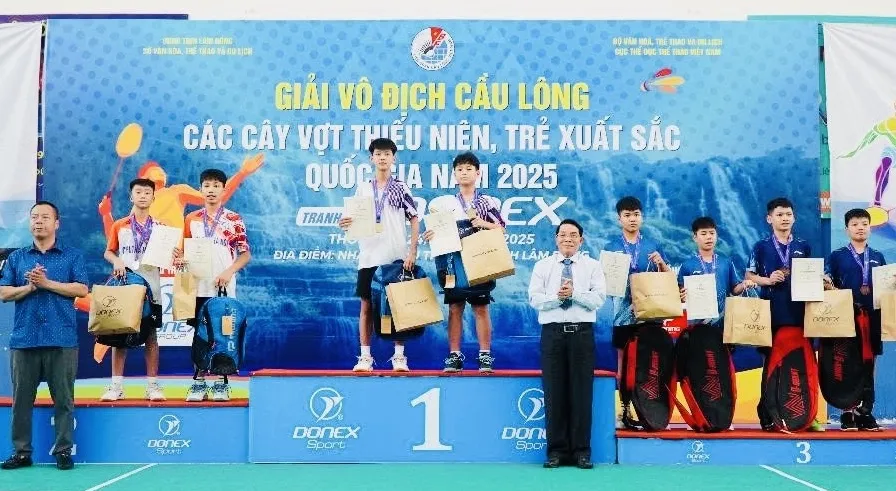 Các tay vợt có thành tích đã được trao huy chương tại giải. Ảnh: VBF