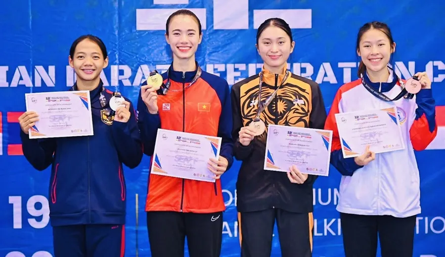 Võ sĩ Nguyễn Thị Diệu Ly (áo đỏ) là VĐV có chuyên môn tốt của karate trẻ Việt Nam. Ảnh: AKF