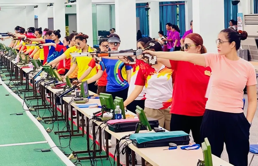 Xạ thủ thi đấu tại giải tay súng xuất sắc quốc gia 2025. Ảnh: VŨ ANH