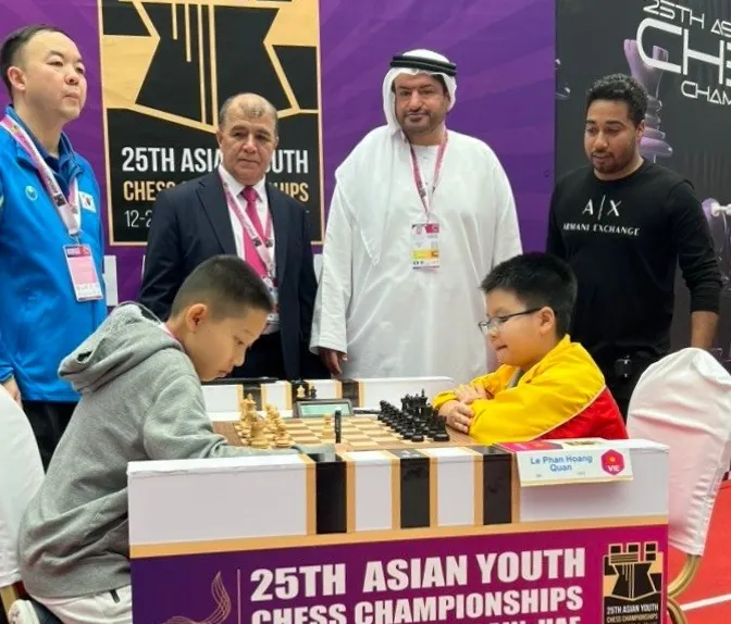 Kỳ thủ trẻ Lê Phan Hoàng Quân (áo vàng) từng tham dự nhiều giải quốc tế trước đây. Ảnh: FIDE