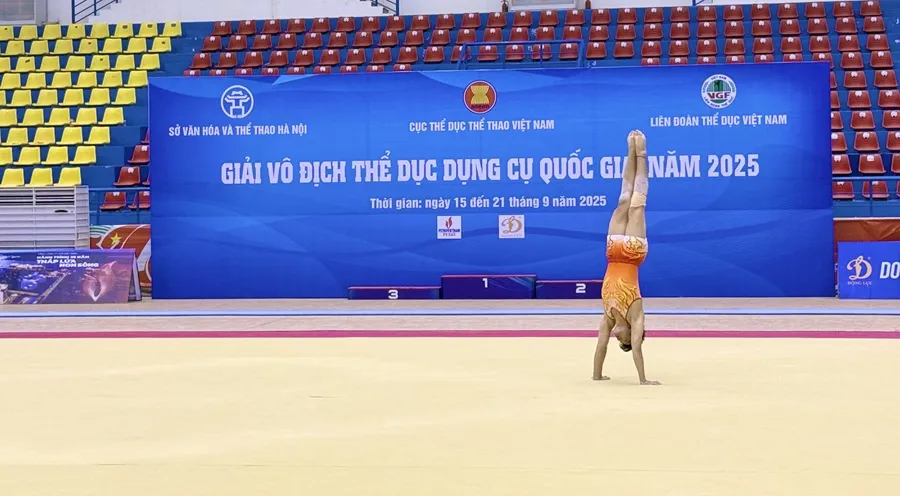 VĐV thi đấu bài thể dục tự do trong ngày khai màn giải TDDC quốc gia 2025. Ảnh: MINH CHIẾN