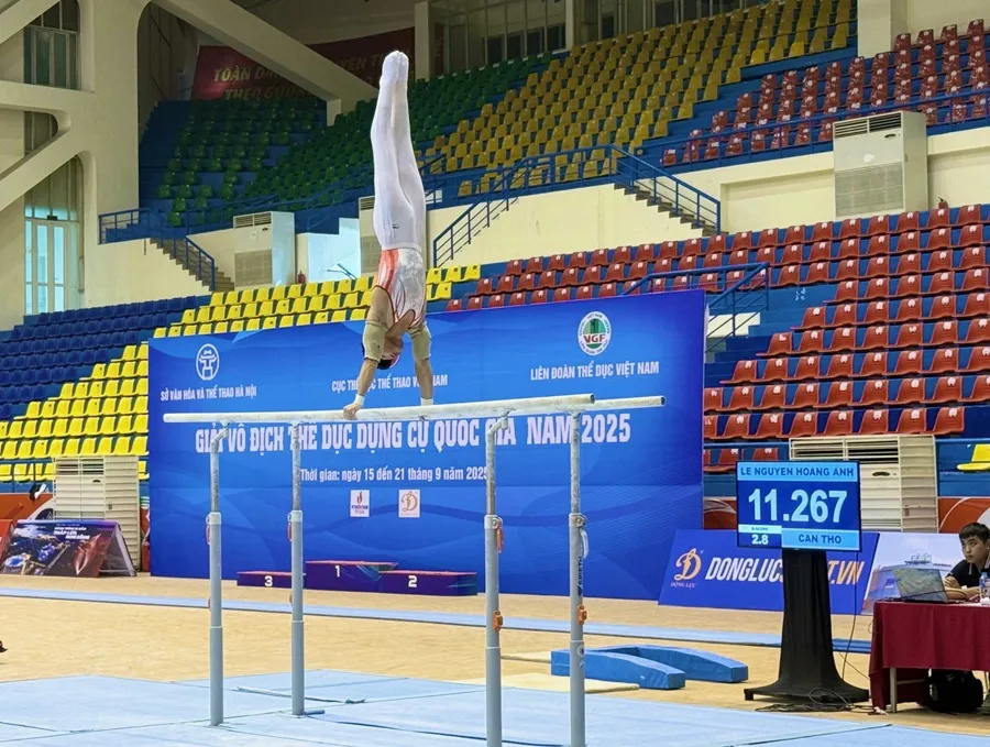 VĐV thi đấu nội dung xà kép nam trong ngày cuối của giải. Ảnh: MINH CHIẾN