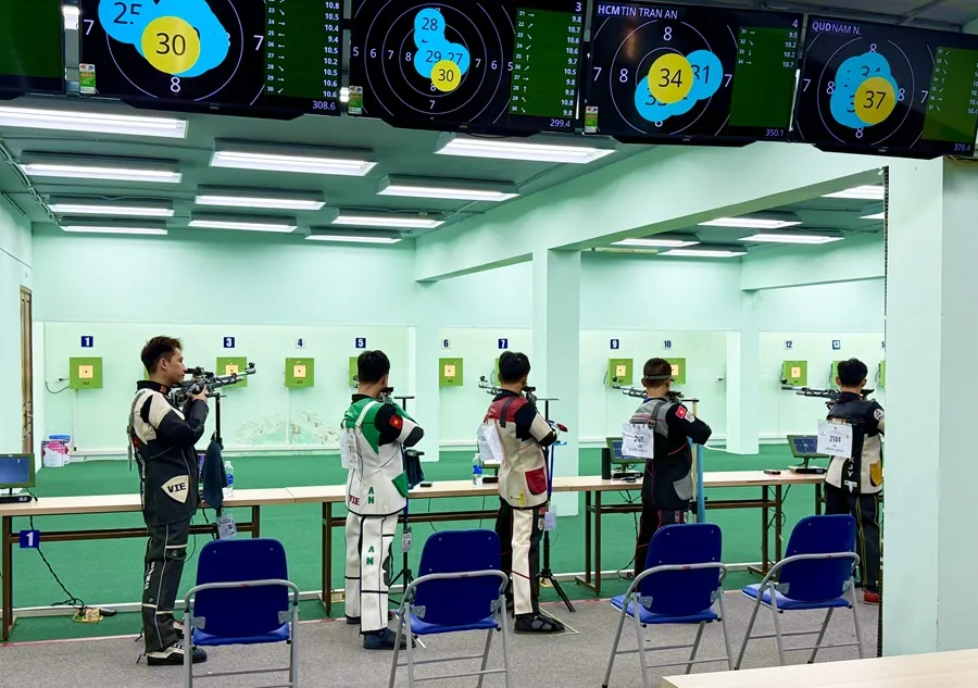Các xạ thủ tranh tài nội dung 10m súng trường hơi nam tại giải vô địch quốc gia 2025. Ảnh: MINH CHIẾN
