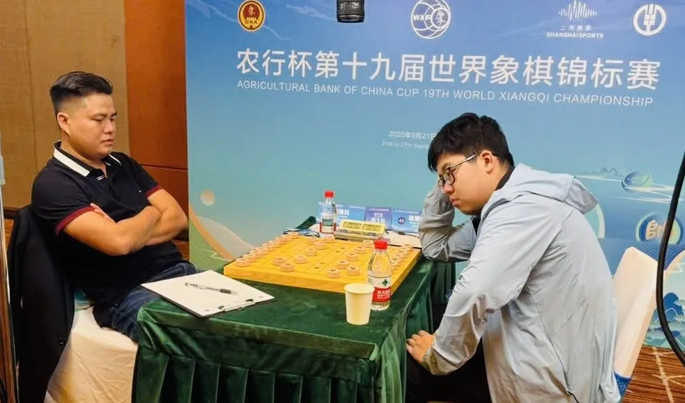 Lại Lý Huynh thi đấu với Mạnh Phồn Duệ ở vòng 6. Ảnh: VXF