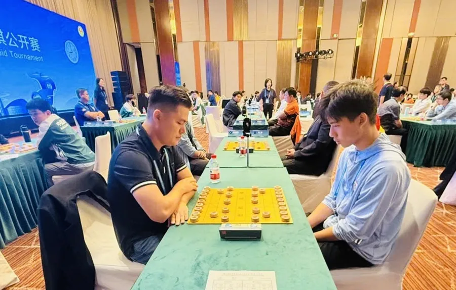 Kỳ thủ Lại Lý Huynh (trái) của đội tuyển cờ tướng Việt Nam. Ảnh: VXF