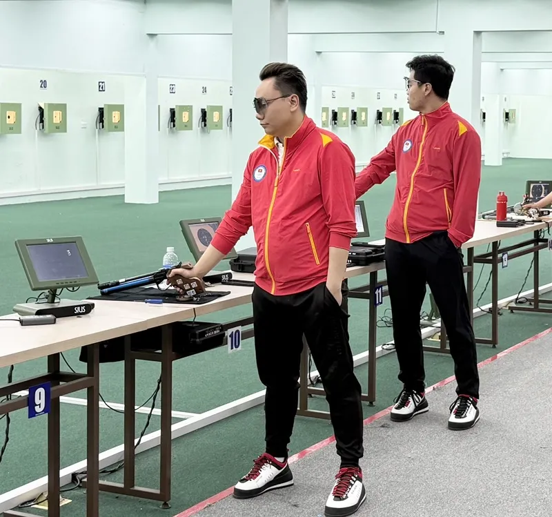 Xạ thủ Phạm Quang Huy không có kết quả huy chương cá nhân 10m súng ngắn hơi nam. Ảnh: MINH CHIẾN