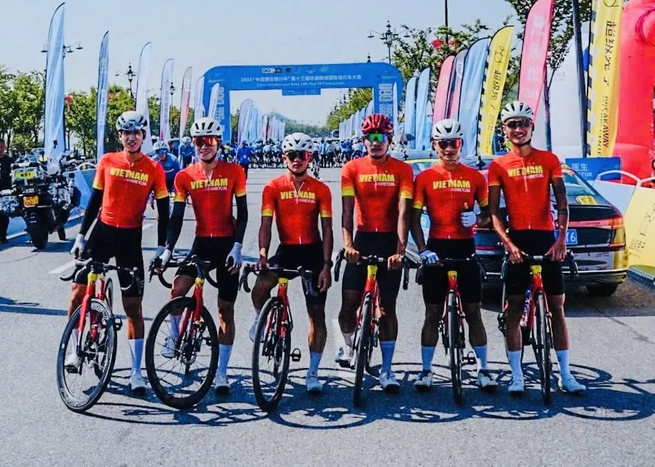 Đội tuyển xe đạp đường trường nam Việt Nam thi đấu giải quốc tế tại Trung Quốc vừa qua. Ảnh: VNCYCLING