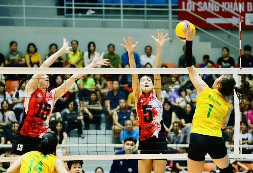 Khán giả sẽ có cơ hội mua vé vào xem các trận đấu tại giai đoạn 2 giải vô địch quốc gia ở Ninh Bình sắp tới. Ảnh: DŨNG PHƯƠNG