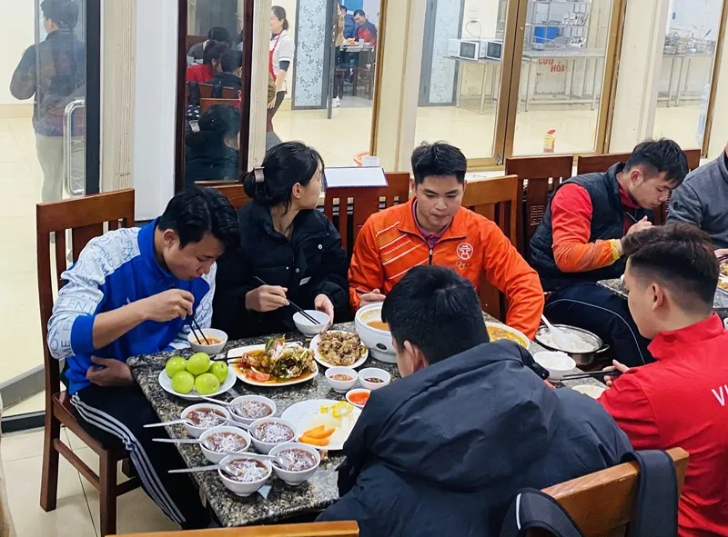 VĐV được phục vụ bữa ăn để đảm bảo dinh dưỡng tốt nhất. Ảnh: MINH CHIẾN