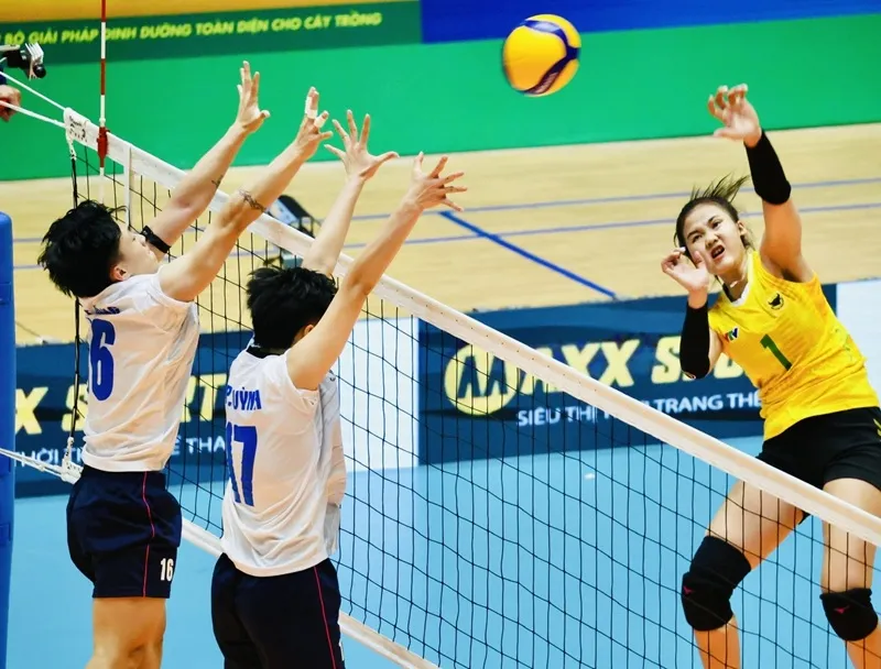 Trà My (1) vẫn là tay đập chủ lực của đội VTV Bình Điền Long An tại giai đoạn thứ 2. Ảnh: DŨNG PHƯƠNG