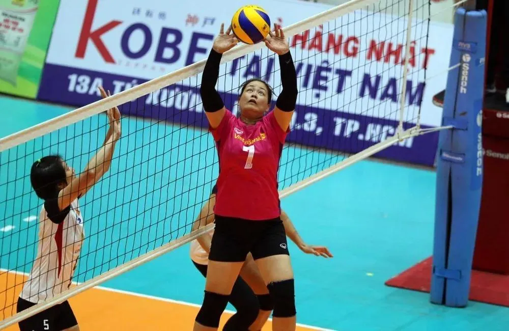 Hà Thị Hoa là gương mặt kỳ cựu của bóng chuyền nữ Việt Nam đã trở lại thi đấu dù chuyển sang công tác huấn luyện. Ảnh: DP
