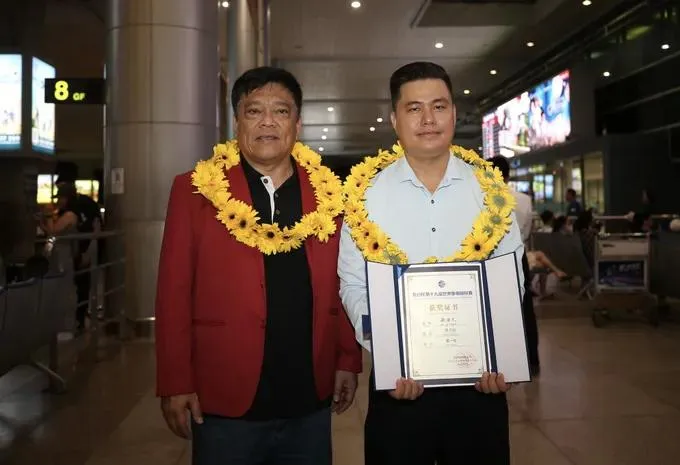 Lại Lý Huynh (phải) là kỳ thủ có nhiều thành tích quốc tế cho cờ tướng Việt Nam. Ảnh: DŨNG PHƯƠNG